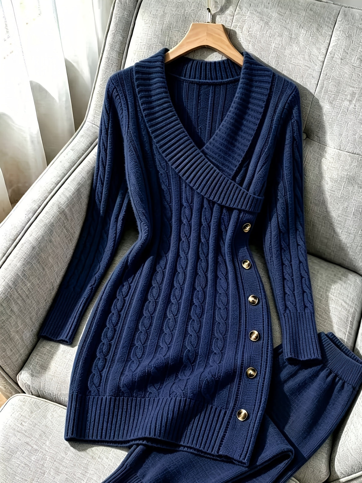 Lenneke | Damen Strickkleid mit Zopfmuster und Knopfleiste
