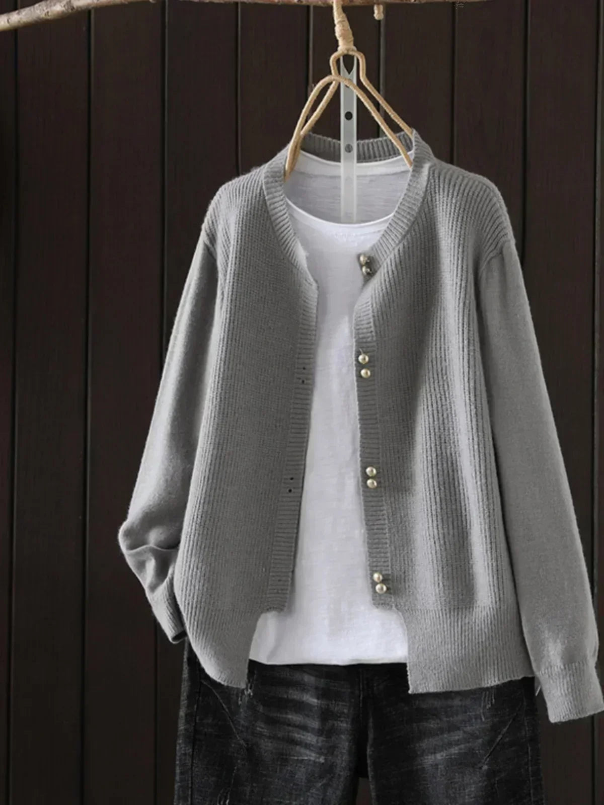 Elisa | Damen Strickjacke mit Perlenknöpfen Rundhals