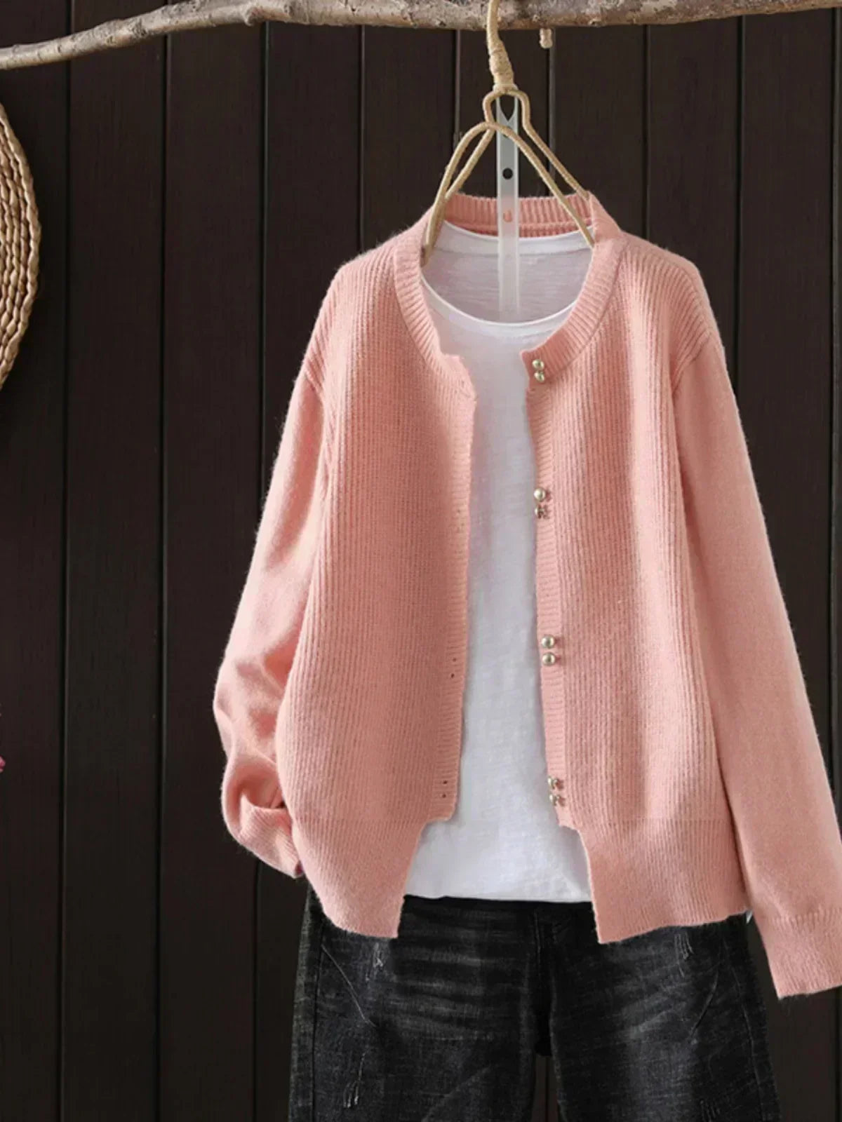 Elisa | Damen Strickjacke mit Perlenknöpfen Rundhals