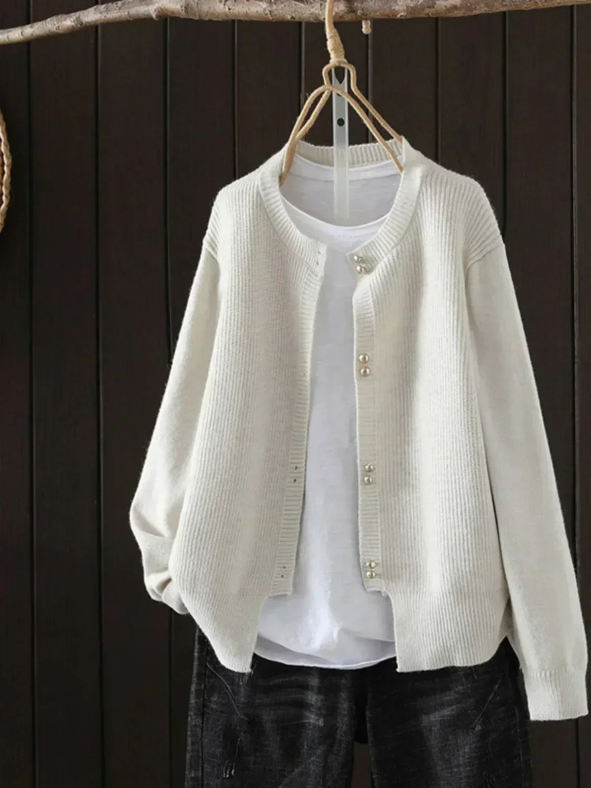 Elisa | Damen Strickjacke mit Perlenknöpfen Rundhals