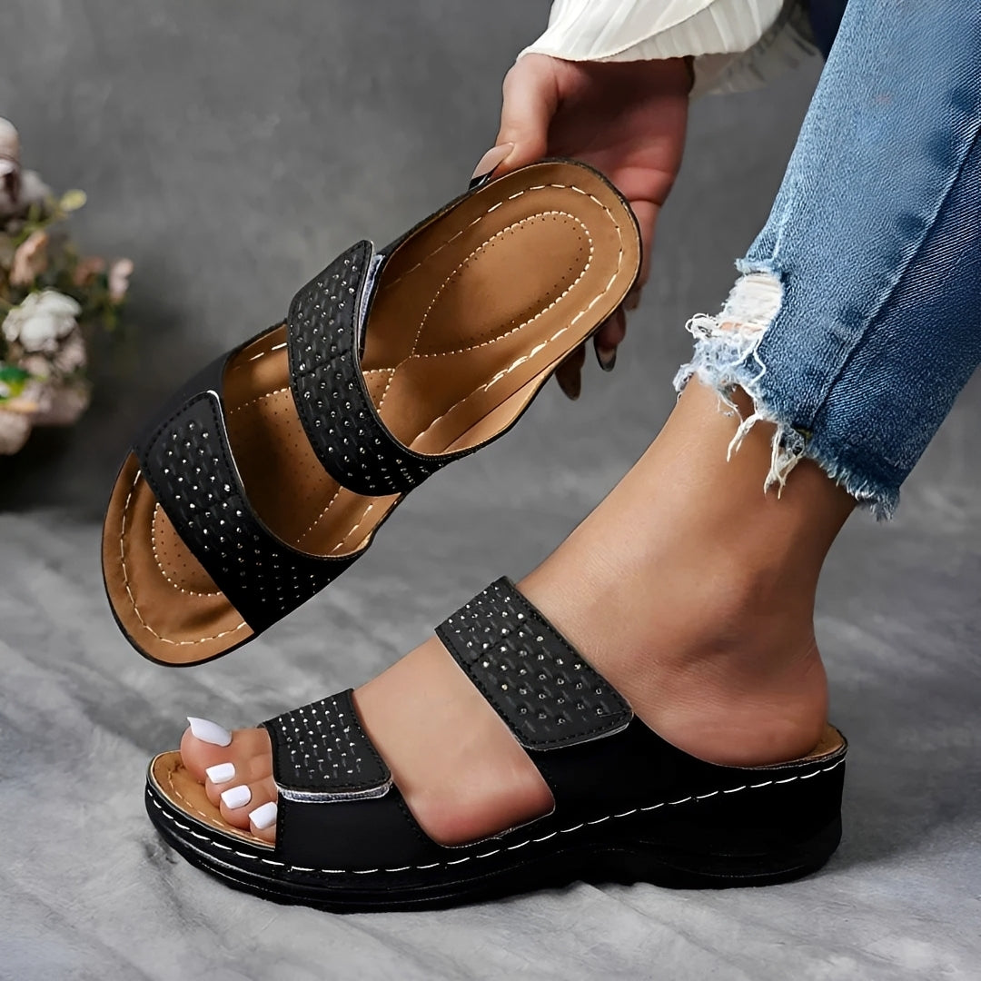 Ruth Sandalen mit verstellbaren Riemen und Nieten