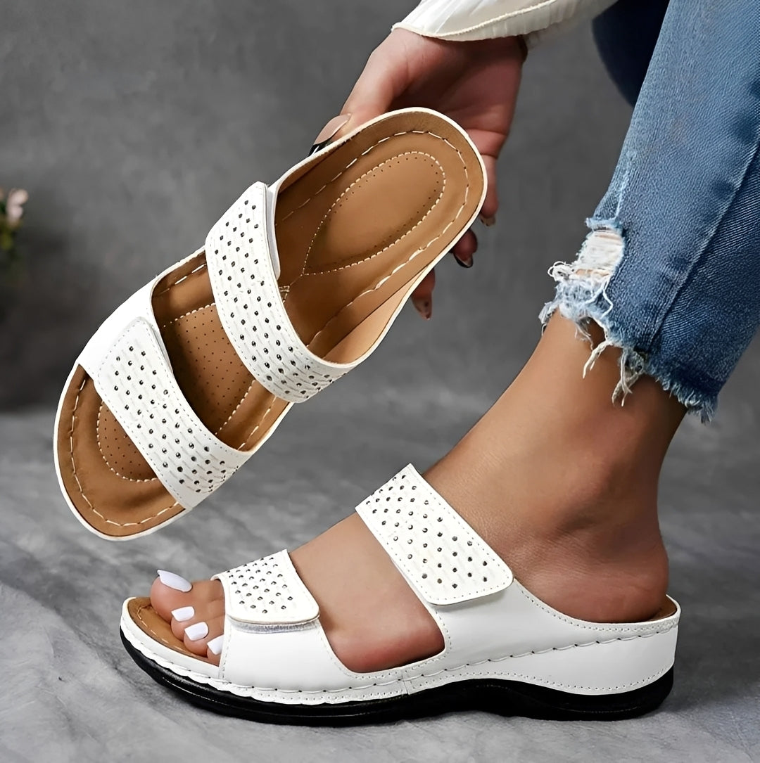 Ruth Sandalen mit verstellbaren Riemen und Nieten